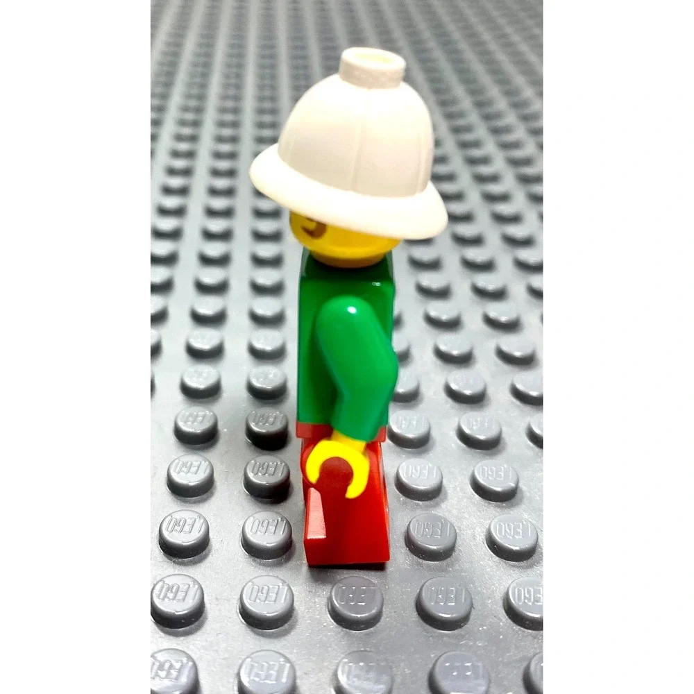 LEGO Minifigure ADV044 Adventurers Jungle Miss Gail Storm White Pith Helmet